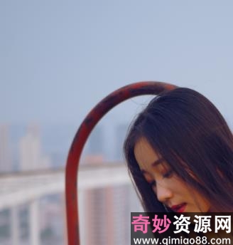 摄影师为气质端庄女朋友拍摄写真，花容月貌的绝美容颜