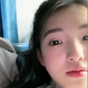 南京大学校花的真实照片，大二学妹在教室课堂上展示了自己的美丽身姿，展示了迷人的曲贤娆拍摄角度为5V-2.3G。