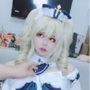 1币贴：最新伪娘COS芭芭拉，前后夹击的三人游视频，1V，1.17G