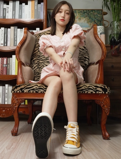 转载百度盘模特A&F小美女baby棉袜脚展示1V6.27G，脚型迷人