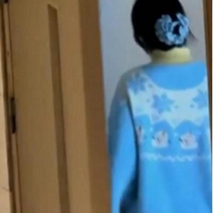 八月写字楼绝密展示厕拍两部1GB跑鞋妹子