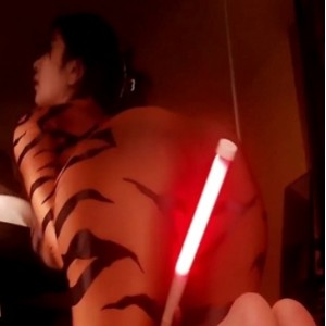 CC小燃燃紧身衣光棒互动定制视频586M太诱人