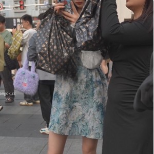 街拍花裙小姐姐实拍88V655MB绝美瞬间