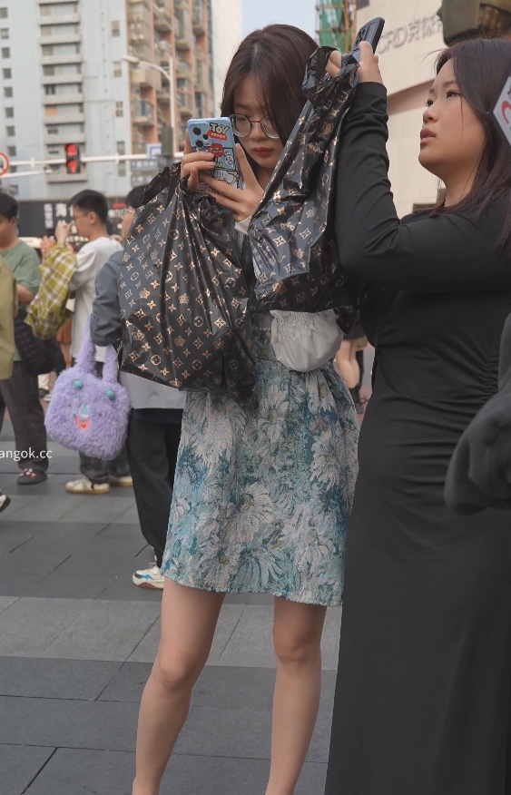 街拍花裙小姐姐实拍88V655MB绝美瞬间