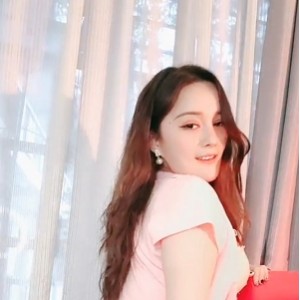 网红笑笑劲爆热舞34v合集25G无敌曲线
