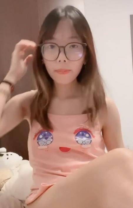 反差眼镜学妹欢欢G私密圈阿黑颜一对一视频1部太放飞