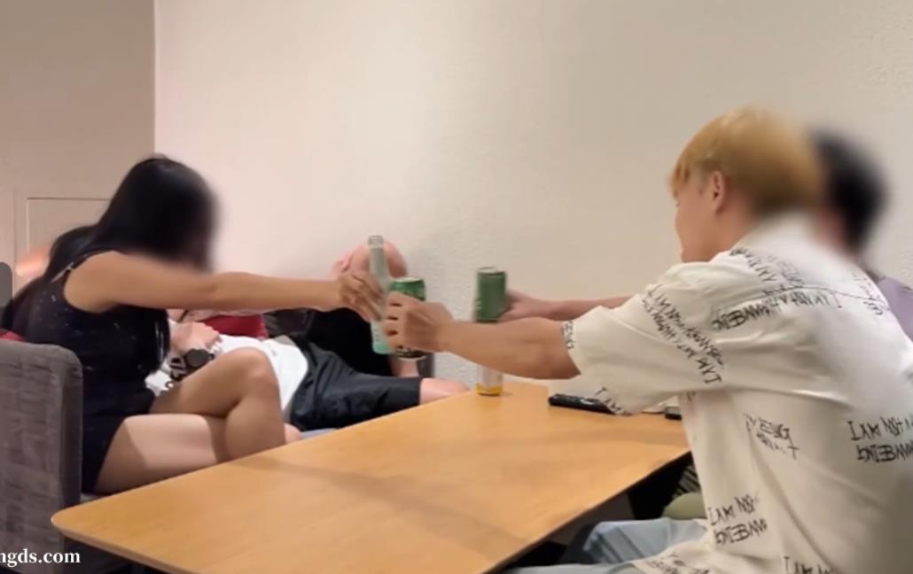 onlyfans顶级妻子noonita多人狂欢3V2.99G太顶了